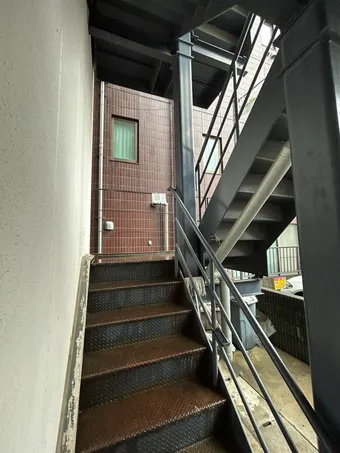 BRLab南浦和店が入るビルの外階段