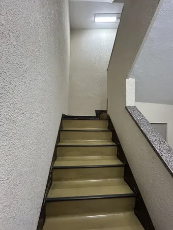 AND EIGHT南浦和店が入るビルの階段
